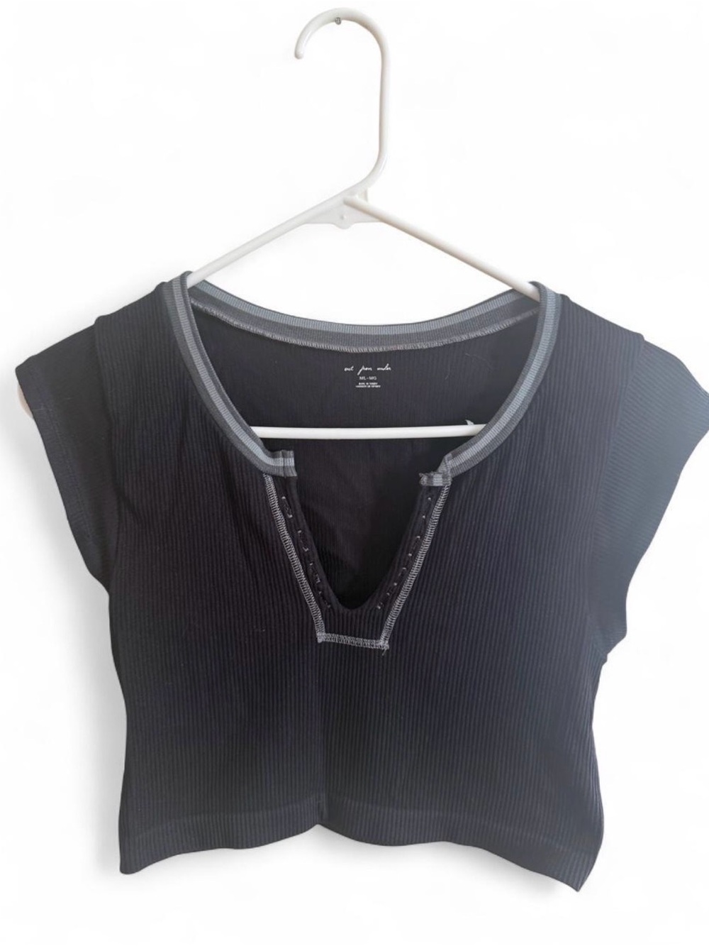 Urban Outfitters Black Ribbed Cropped V-Notch Tee with Gray Trim
